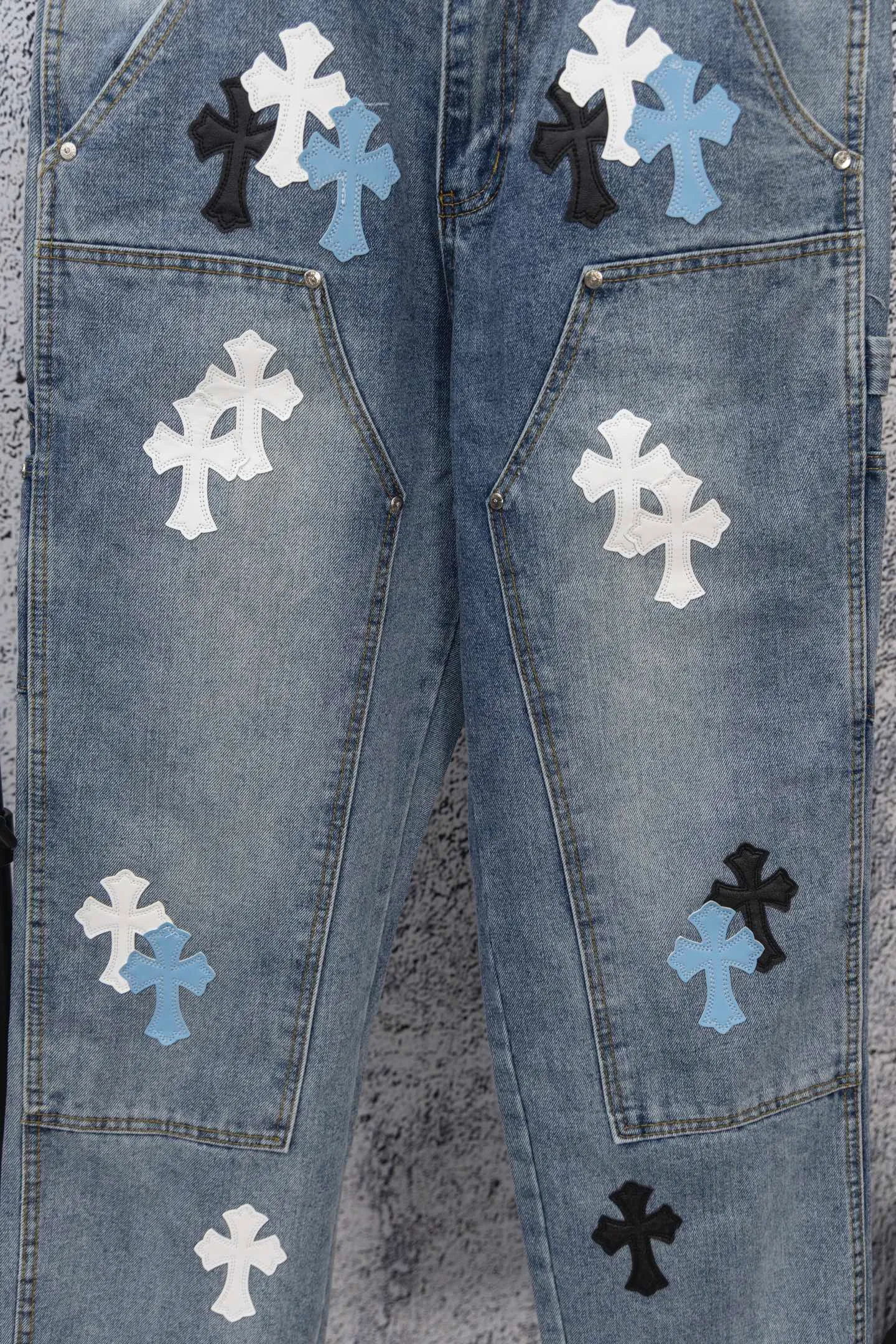 P270 CH Chromehearts Prince's same style white cross patchwork leather work jeans and logging pants. The counter price is 34W level. It is decorated with patchwork cross flowers and washed jeans! ! An absolutely high-end luxury product, a 1.9W-level god-level single product, a super popular product, made by top heavy industry, a magic weapon that cannot be missed! [About Zangyin] This is an extremely luxurious fashion brand that can also be called the aristocracy of the high street. It has always been an exclusive brand for some hipsters or rich second generations. Compared with ordinary high streets, it is more luxurious and noble. Compared with luxury brands, it is more fashionable and individual. It has always been a brand that I have a special liking for. [Top heavy industry fashion design] Consistently high-street luxury style. Speaking of this style, the Zangyin family and GU family are definitely the leading representative brands. Especially the Zangyin family has really achieved a state-of-the-art effect in creating high-street style. The unique washed material is used to create this style. The color system is already quite eye-catching. After it is decorated with patchwork cross flowers, it cleverly highlights the charm of the brand. Secondly, this style uses classic The high-waist cutting design highlights the long legs and fashionable temperament of the upper body. The brand is highly recognizable and the slim fit configuration is more suitable for daily wear. It is a product that interprets personality, fashion, and specifications at a glance. This single product is enough to make any fan excited. It can be a white T-shirt for a youthful college style, or a tight suspender for a royal style. It has strong matching ability and can be easily controlled by men.  [Materials and craftsmanship] Needless to say, this point goes without saying. As an excellent craftsman brand, Zangyin’s requirements for details and craftsmanship are really perfect. The washed color of this model has gone through so many processes, not to mention the embellishment of denim appliques. It is also purely hand-made and sewn. Just like what they believe in, only hand-made things have soul and have the meaning of wear. A top-notch heavy-duty fashionable denim item, I look forward to your perfect interpretation! !  Color: blue Size: 28-36